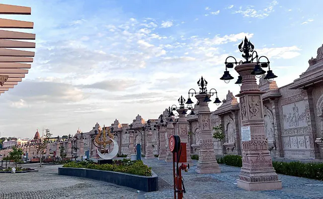 पूजा करते हुए पंडित जी